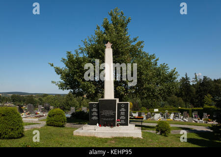 Sowjetischen Ehrenmals auf dem Friedhof in Žďár nad Sázavou, Tschechien. Soldaten der Roten Armee und Militärs, die von den Wunden gestorben im Mai und Juni 1945 unmittelbar nach dem Zweiten Weltkrieg sind hier begraben. Stockfoto