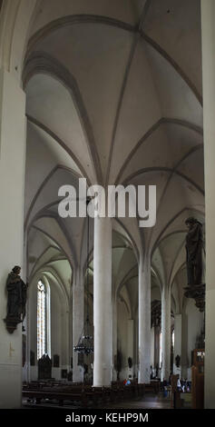 Innenansicht der Kathedrale des Heiligen Nikolaus und der Heiligen Elisabeth (Chrám svatého Mikuláše eine Alžběty) in Cheb, Tschechien. Stockfoto