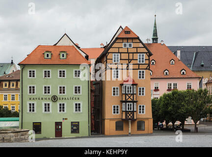Mittelalterliche Häuser wie die špalíček in der Mitte der Stadt Hauptplatz krále Jiřího z Poděbrad in Cheb, Tschechien bekannt. Stockfoto