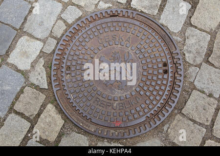 Böhmische heraldischen Löwen auf dem Kanaldeckel in Litomyšl dargestellt, Tschechische Republik. Stockfoto