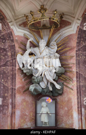 Der heilige Johannes der Evangelist. Hölzerne Statue von Tschechischen Bildhauer Jan Pavel Čechpauer in der seitenaltar in der Wallfahrtskirche des hl. Johannes von Nepomuk (Poutní kostel svatého Jana Nepomuckého) bei Zelená Hora in Žďár nad Sázavou, Tschechien. Die Wallfahrtskirche von tschechischen Architekten mit italienischen Wurzeln Jan Santini Aichel in 1720-1727 in der Kombination von barocken und gotischen Stil, barocke gotischen Stil gebaut, bekannt wurde. Stockfoto