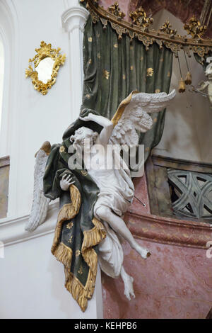 Engel Öffnen des Vorhangs. Hölzerne Statue von Tschechischen Bildhauer Jan Pavel Čechpauer in den Hochaltar in der Wallfahrtskirche des hl. Johannes von Nepomuk (Poutní kostel svatého Jana Nepomuckého) bei Zelená Hora in Žďár nad Sázavou, Tschechien. Die Wallfahrtskirche von tschechischen Architekten mit italienischen Wurzeln Jan Santini Aichel in 1720-1727 in der Kombination von barocken und gotischen Stil, barocke gotischen Stil gebaut, bekannt wurde. Stockfoto