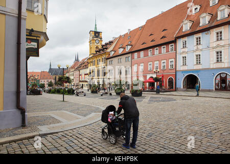 Fußgängerzone mit einem Baby in einem Kinderwagen in der Stadt Hauptplatz krále Jiřího z Poděbrad in Cheb, Tschechien. Stockfoto