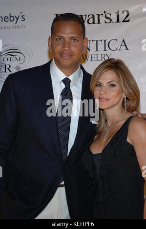 Miami BEACH, FL - 21. JANUAR: Der dritte Baseman Alex Rodriguez vom New York Yankees und seine Frau Cynthia nehmen am 21. Januar 2006 in Miami Beach, Florida, an seinem Dewar-Hold 'Em Charity Poker Turnier Teil. Kredit: Hoo-me.com/MediaPunch Stockfoto