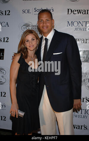 Miami BEACH, FL - 21. JANUAR: Der dritte Baseman Alex Rodriguez vom New York Yankees und seine Frau Cynthia nehmen am 21. Januar 2006 in Miami Beach, Florida, an seinem Dewar-Hold 'Em Charity Poker Turnier Teil. Kredit: Hoo-me.com/MediaPunch Stockfoto