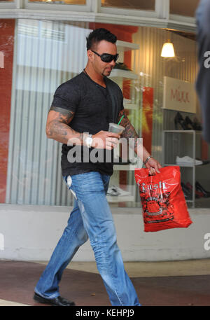 Miami BEACH, FL - 21. MÄRZ: Jenni 'Jwoww' Farley von Jersey Shore und Freund Roger Williams sahen so verliebt aus, als sie auf der Lincon Road spazierten. Das Paar schaltete Starbucks ein und schnappte sich am 21. März 2011 in Miami Beach, Florida. Personen: Jenni Jwoww Farley Roger Williams Kredit: Hoo-me.com/MediaPunch Stockfoto