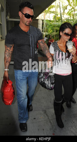Miami BEACH, FL - 21. MÄRZ: Jenni 'Jwoww' Farley von Jersey Shore und Freund Roger Williams sahen so verliebt aus, als sie auf der Lincon Road spazierten. Das Paar schaltete Starbucks ein und schnappte sich am 21. März 2011 in Miami Beach, Florida. Personen: Jenni Jwoww Farley Roger Williams Kredit: Hoo-me.com/MediaPunch Stockfoto