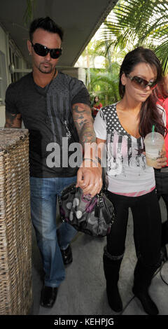 Miami BEACH, FL - 21. MÄRZ: Jenni 'Jwoww' Farley von Jersey Shore und Freund Roger Williams sahen so verliebt aus, als sie auf der Lincon Road spazierten. Das Paar schaltete Starbucks ein und schnappte sich am 21. März 2011 in Miami Beach, Florida. Personen: Jenni Jwoww Farley Roger Williams Kredit: Hoo-me.com/MediaPunch Stockfoto