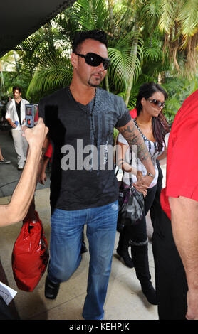 Miami BEACH, FL - 21. MÄRZ: Jenni 'Jwoww' Farley von Jersey Shore und Freund Roger Williams sahen so verliebt aus, als sie auf der Lincon Road spazierten. Das Paar schaltete Starbucks ein und schnappte sich am 21. März 2011 in Miami Beach, Florida. Personen: Jenni Jwoww Farley Roger Williams Kredit: Hoo-me.com/MediaPunch Stockfoto