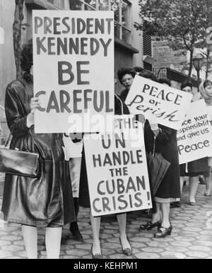 Gruppe von Frauen aus dem Frauenstreik für den Frieden, die Zeichen für Kubanische Missile Crisis and Peace hält, New York City, New York, USA, 1962 Stockfoto