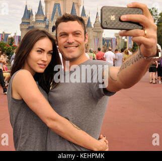 (Nov. 26, 2010): Schauspieler Brian Austin Green (rechts) und seine Frau, Schauspielerin/Model Megan Fox (links), nehmen ein Erinnerungsfoto am 26. November 2010 im Magic Kingdom in Lake Buena Vista, Fla Green ('Beverly Hills, 90210', 'Desperate Housewives') und Fox ('Transformers', 'Transformers: Rache der Gefallenen') waren im Juni 2010 auf Hawaii verheiratet. Personen: Megan Fox Brian Austin Green Transmission Ref: MNC Credit: Hoo-me.com/MediaPunch Stockfoto