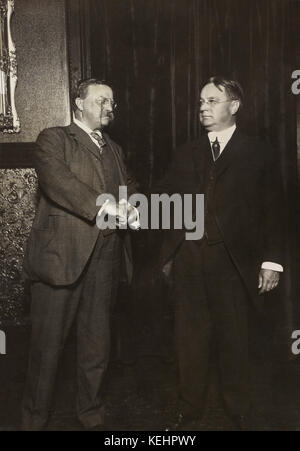 Theodore Roosevelt und Hiram Johnson, Portrait schüttelt die Hand, nachdem sie als Präsidentschafts- und Vizepräsidentschaftskandidaten für die Progressive or Bull-Moose Party 1912 nominiert wurden Stockfoto