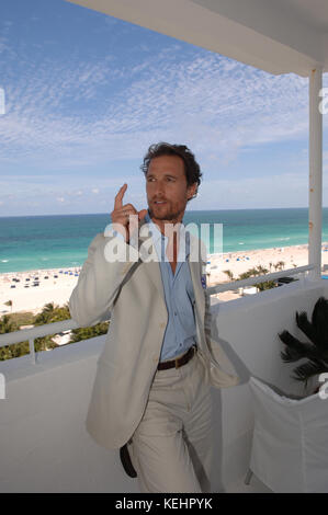 Miami BEACH, FL - 1. APRIL: Schauspieler Matthew McConaughey wirbt für seinen neuen Paramount-Film 'Sahara' im Delano Hotel am 1. April 2005 in Miami Beach, Florida. Kredit: Hoo-me.com/MediaPunch Stockfoto