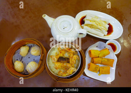 Verschiedene chinesische Gerichte gesetzt, Knödel, Reis und Nudel Brötchen, berühmte chinesische Gerichte auf einem Holztisch, Ansicht von oben. Das chinesische Restaurant Konzept, asiatischen Stil und Veranstaltungsräume in Hongkong Stockfoto