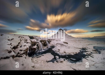 Farbenfroher Sonnenuntergang am Kirkjufell Berge und Wasserfälle, Island Stockfoto