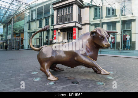 Birminghamm, Großbritannien - 3. Oktober 2017: Ein Stier Skulptur vor dem Bullring Shopping Centre, ein Wahrzeichen in Birmingham. Stockfoto