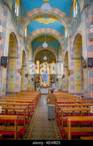 Quito, Ecuador - 23. November 2016: Einrichtung der Iglesia de San Roque, mit Stühlen eine spirituelle Bilder Stockfoto