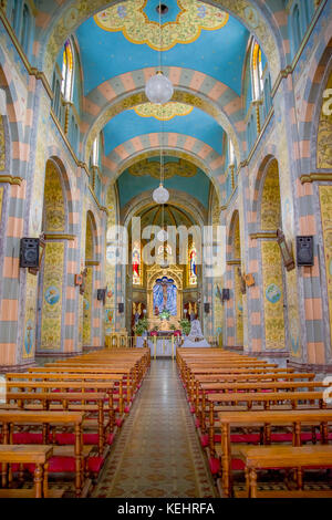 Quito, Ecuador - 23. November 2016: Einrichtung der Iglesia de San Roque, mit Stühlen einen geistigen Bilder. Stockfoto