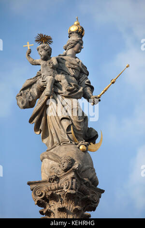 Barocke Statue der Madonna überstieg die Mariensäule (Mariánský Sloup) im unteren Platz (Dolní náměstí) in Olomouc, Tschechische Republik. Stockfoto