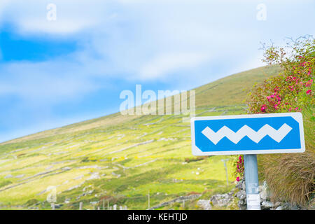 Wilden Atlantik Weg weiß auf blau Schild auf touristische Route an Irlands Westküste mit Landschaft Hintergrund. Stockfoto