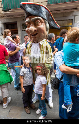 Kostümierte riesige Figuren, gigantes de irunako erraldoiak, in San Fermin Fiesta in Pamplona, Navarra, nördlichen Spanien Stockfoto