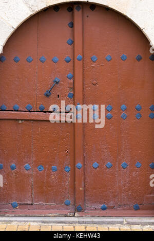 Torbogen in traditionellem alten Stil mit Eisenmetallknöpfen in Ororbia (Olza) im Baskenland Nordspanien Stockfoto