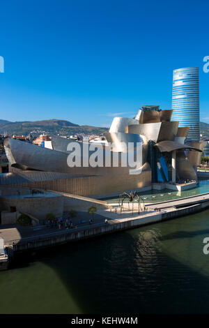 Frank Gehrys Guggenheim Museum, die Spinne Skulptur, Iberdrola Turm und den Fluss Nervion in Bilbao, Spanien Stockfoto