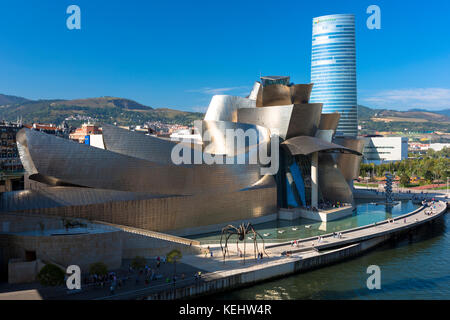 Frank Gehrys Guggenheim Museum, die Spinne Skulptur, Iberdrola Turm und den Fluss Nervion in Bilbao, Spanien Stockfoto