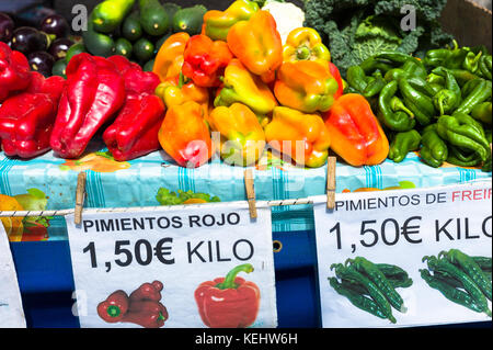 Mit brennendem Geschmack - pimientos Rojo, Rot und Grün von Kantabrien auf Verkauf in Lebensmittelmarkt in Santander, Spanien Stockfoto