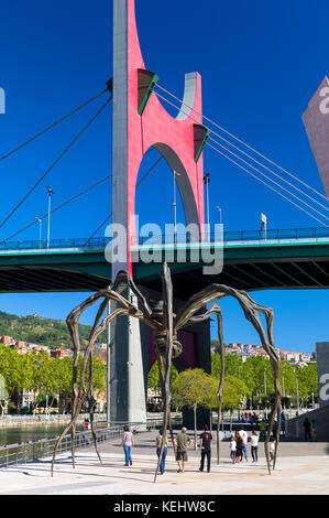 Die roten Bögen des Künstlers Daniel Buren an der Salve-Brücke, die Maman-Spinne von Louise Bourgeois im Guggenheim in Bilbao, Baskenland, Spanien Stockfoto