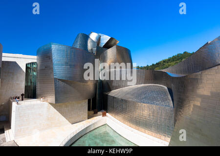 Das Guggenheim Museum des Architekten Frank Gehry futuristisches Architekturdesign aus Titan und Glas in Bilbao, Baskenland, Spanien Stockfoto