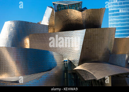 Das Guggenheim Museum des Architekten Frank Gehry futuristisches Architekturdesign aus Titan und Glas in Bilbao, Baskenland, Spanien Stockfoto