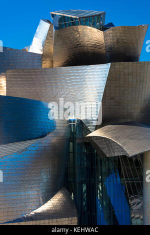 Das Guggenheim Museum des Architekten Frank Gehry futuristisches Architekturdesign aus Titan und Glas in Bilbao, Baskenland, Spanien Stockfoto