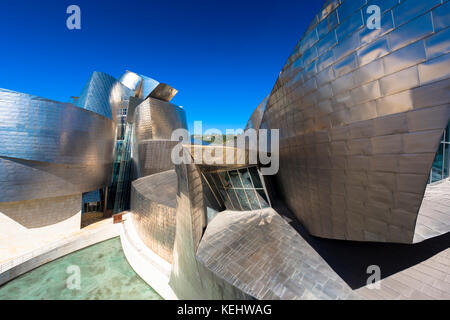 Das Guggenheim Museum des Architekten Frank Gehry futuristisches Architekturdesign aus Titan und Glas in Bilbao, Baskenland, Spanien Stockfoto