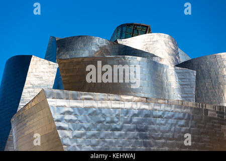 Das Guggenheim Museum des Architekten Frank Gehry futuristisches Architekturdesign aus Titan und Glas in Bilbao, Baskenland, Spanien Stockfoto