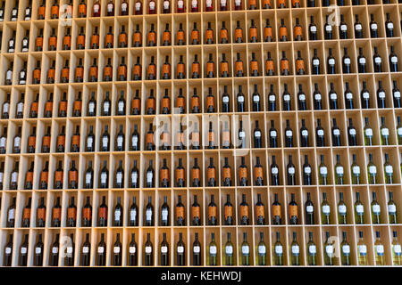 Stilvolle Bar im Hotel Marques de Riscal, entworfen vom Architekten Frank O Gehry, im Elciego in Rioja-Alavesa in Spanien Stockfoto