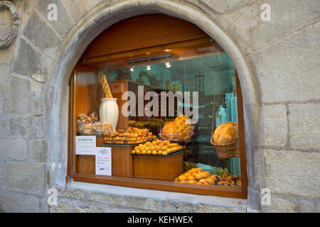 Lebensmittelgeschäft mit handwerklichem Brot und Kuchen in der Calle Mayor in der Stadt LaGuardia, Rioja-Alavesa, Baskenland, Spanien Stockfoto
