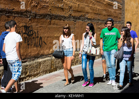 Junge Studenten schlendern in der Calle Sacramento in Leon, Castilla y Leon, Spanien Stockfoto