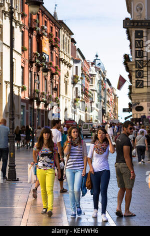 Junge spanische Mädchen in der geschäftigen Hauptstraße Calle Ancha in Leon, Castilla y Leon, Spanien Stockfoto