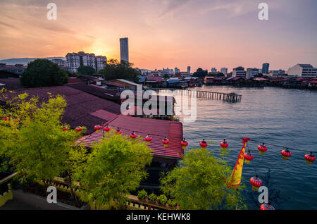 Hölzerne Brücke Anlegestelle der Clans, die in der Sunrise in Georgetown, Penang. Es gibt acht verschiedene Clans, die noch hier wohnen. Stockfoto