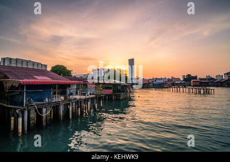 Hölzerne Brücke des Clan Jetty bei Sonnenaufgang in George Town, Penang. Es gibt acht verschiedene Clans, die noch hier leben. Stockfoto