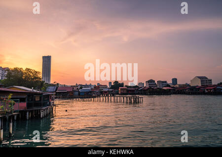 Hölzerne Brücke Anlegestelle der Clans, die in der Sunrise in Georgetown, Penang. Es gibt acht verschiedene Clans, die noch hier wohnen. Stockfoto