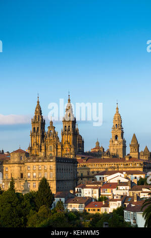 Römisch-katholische Kathedrale Catedral de Santiago de Compostela und Stadtbild von Alameda-Park, Galicien, Nordspanien Stockfoto