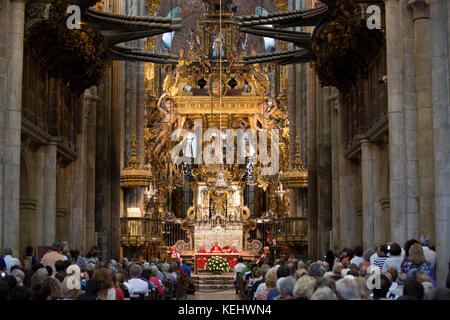 Die Messe wird vom Priester in der römisch-katholischen Kathedrale, Catedral de Santiago de Compostela, Galicien, Spanien, gefeiert Stockfoto