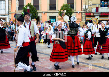 Tänzerinnen in traditionellen Fiesta in Villaviciosa in Asturien, Spanien Stockfoto