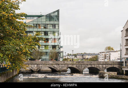 Die Glass House Hotel und Hyde Bridge auf der Garavogue River, Sligo, Irland Stockfoto