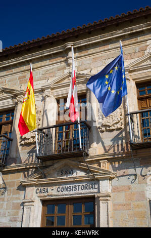 Ayuntamiento, County Hall, 16. Jahrhundert mit Fahnen von Kantabrien, Spanien und die eu in San Vicente de la Barquera, Nordspanien Stockfoto