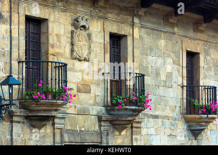 Mittelalterliche Gebäude in Santillana del Mar, Kantabrien, Nordspanien Stockfoto