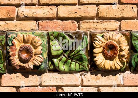 Keramische Fliesen im El Capricho de Gaudi (die Caprice Villa Quijano) in Comillas, Kantabrien, Nordspanien Stockfoto