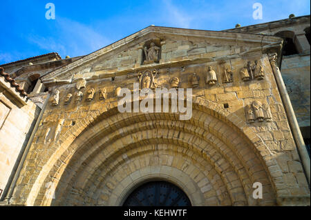 Tor des Colegiata Santillana, Stiftskirche St Juliana, in Santillana del Mar, Kantabrien Nordspanien Stockfoto